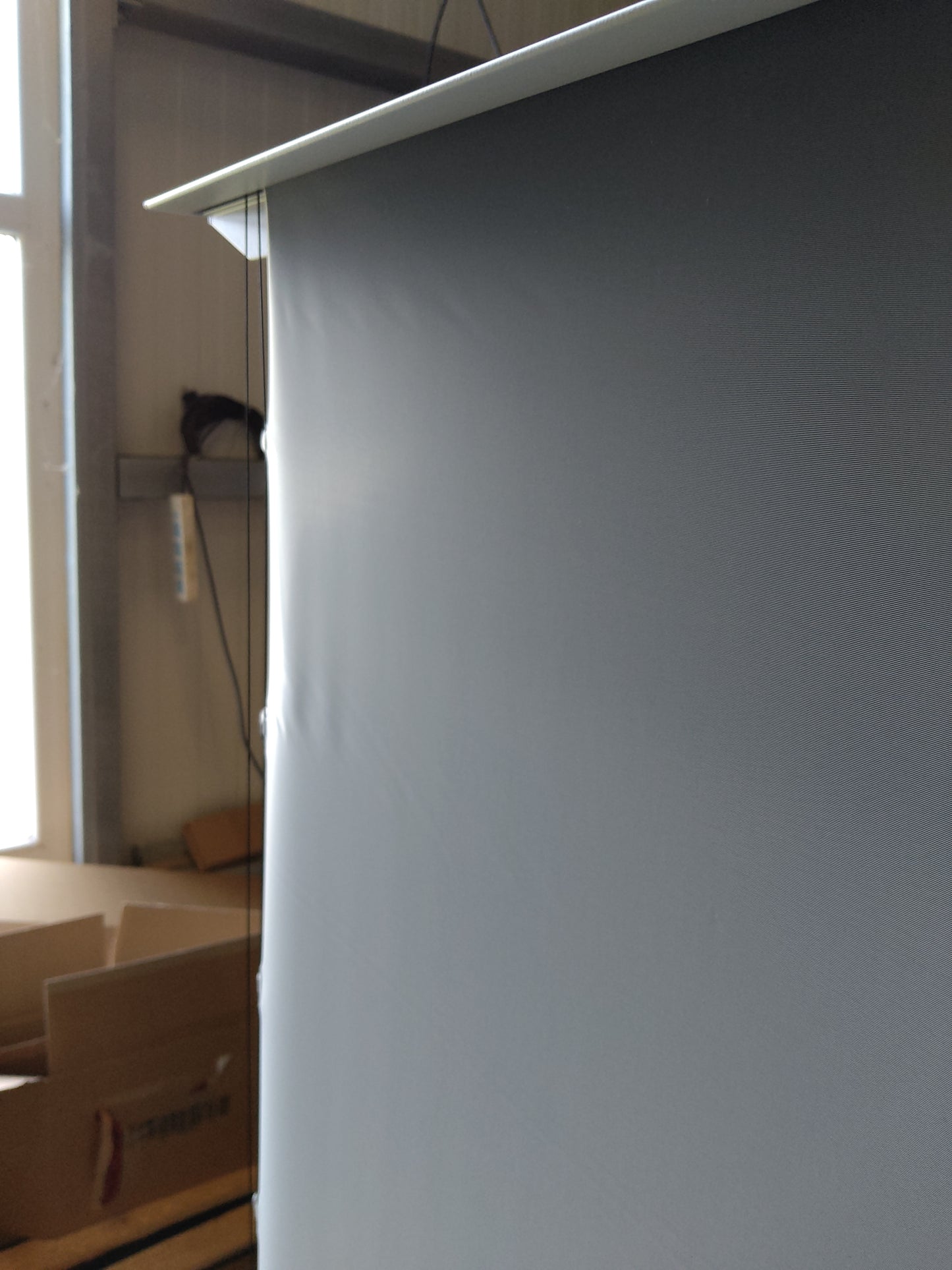 Gebraucht – Neuwertig // KESTREL FLOOR-UP 5 – CLR5 / 16:9 / 101" (224 x 126 cm) Geeignet für: Ultra-Kurzdistanzprojektor (UST) // B-FTE101XH2-CLR5-B8-252H01388