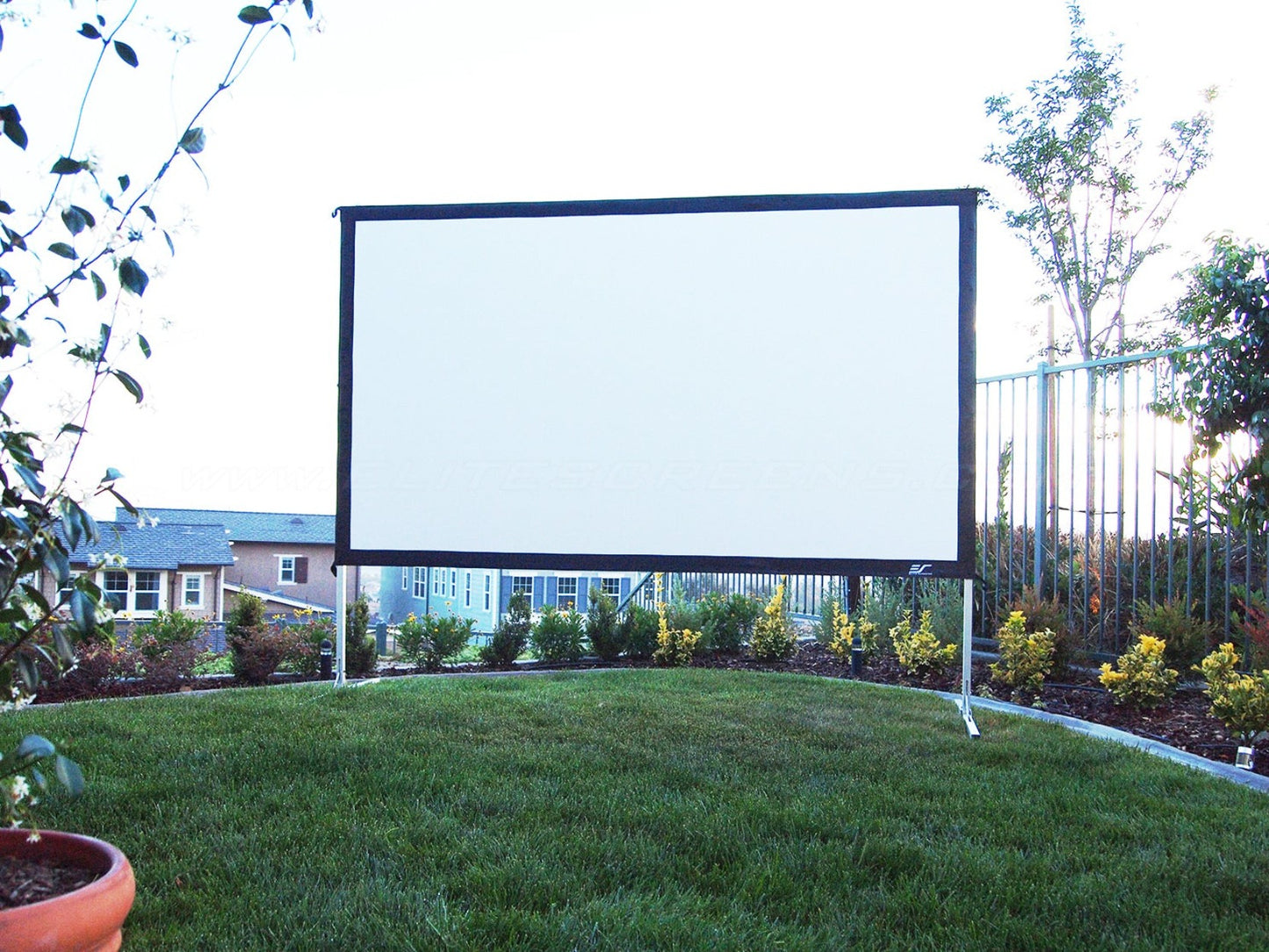 YARD MASTER 2 - MOBILE RAHMEN LEINWAND FÜR DEN INNEN-& AUßENBEREICH<br>