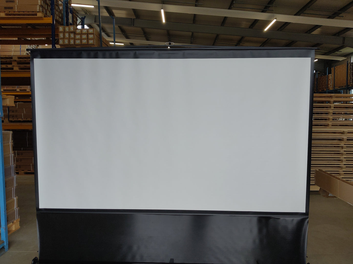 Gebraucht – Neuwertig // EZ CINEMA MaxWhite / 16:9 / 135" (299 x 168 cm) //  Artikelnummer: B-F135NWH – 249H04215